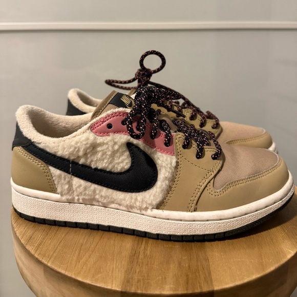 RARE Nike Jordan 1 Retro Low - Picture 1 of 9